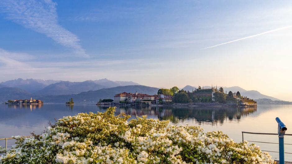 Milano, in Corso Vittorio Emanuele la mostra fotografica dei laghi Piemontesi 
